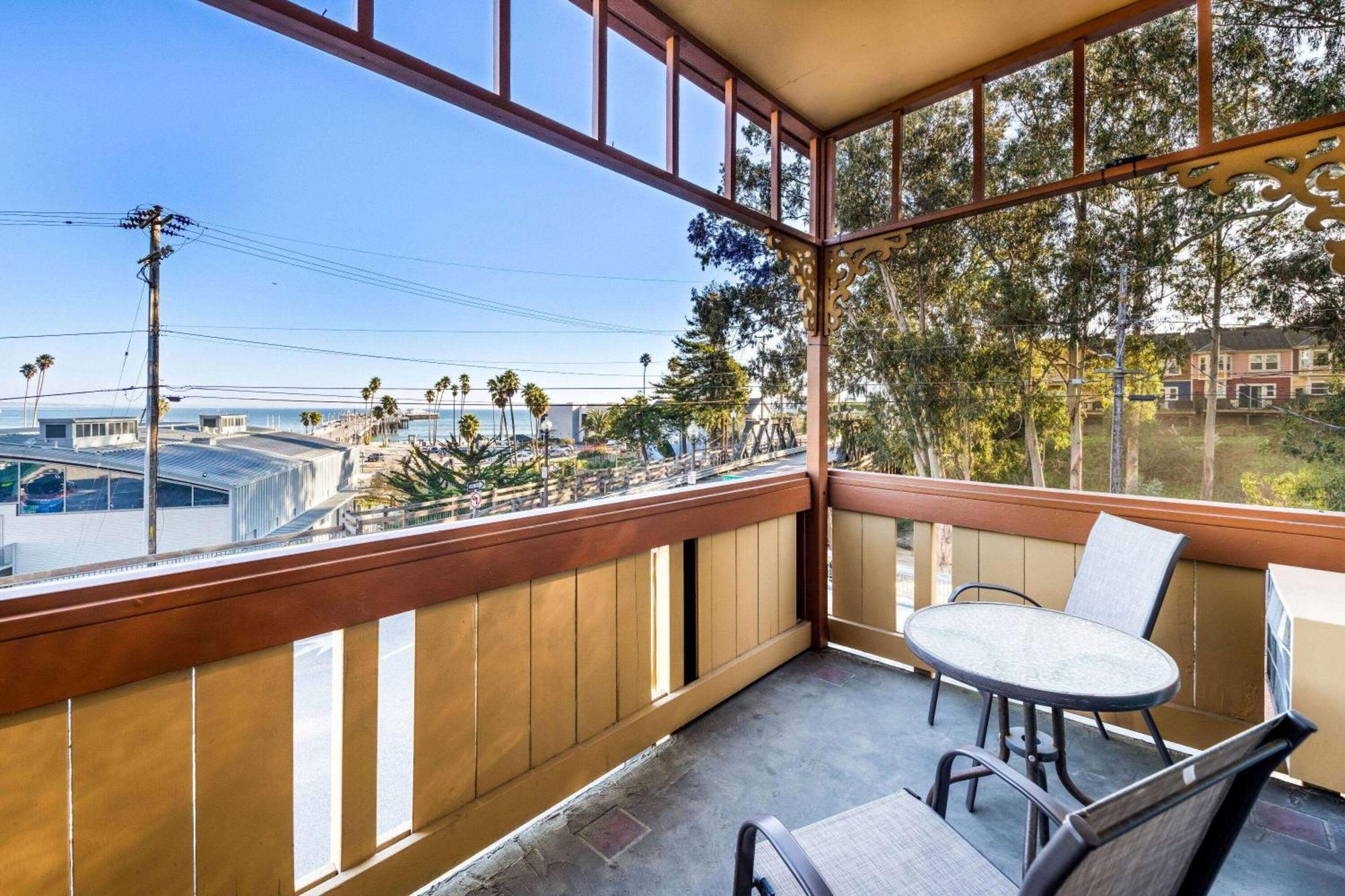 Howard Johnson By Wyndham Santa Cruz Beach Boardwalk Екстер'єр фото