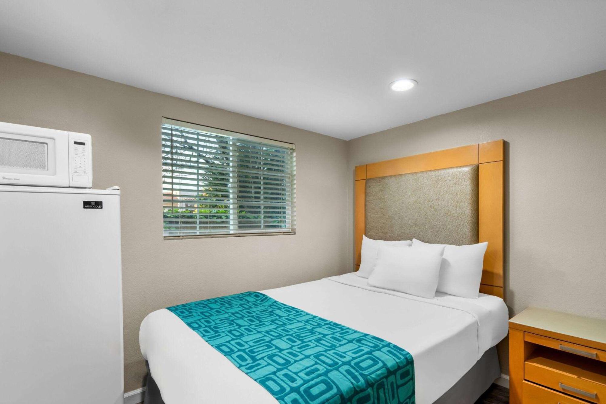 Howard Johnson By Wyndham Santa Cruz Beach Boardwalk Екстер'єр фото