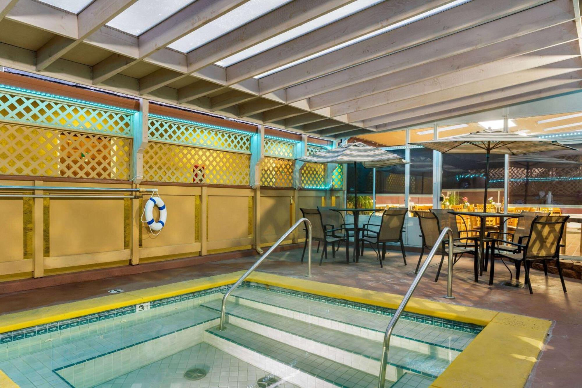 Howard Johnson By Wyndham Santa Cruz Beach Boardwalk Екстер'єр фото
